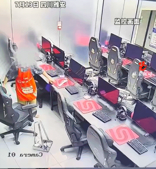 四川雅安，一阿姨正在给网吧打扫卫生时，随手整理了一下椅子，不料椅子刚撞到一排电脑