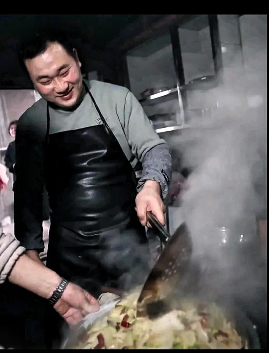这次杀猪宴出名的不仅是呆呆！也不是洗碗的保时捷大哥，而是赶来凑热闹的赵大厨！别人