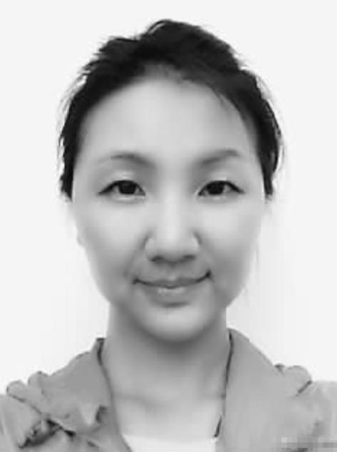 2012年，一架飞乌鲁木齐的飞机升至5000米高空，空姐忽然推着餐车猛地撞