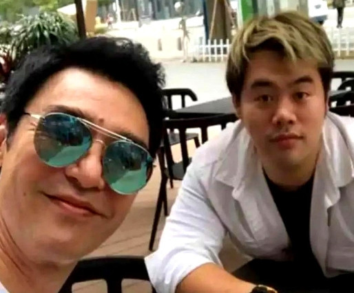 钟镇涛和章小蕙的儿子钟嘉浚，感觉没有遗传到父母的好基因呢。他今年34岁，自己