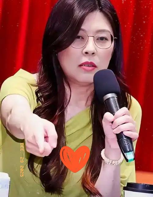 郑丽文这次是真的怒了！在解放军开展围岛演习之际，身为国民党主席的她竟然公