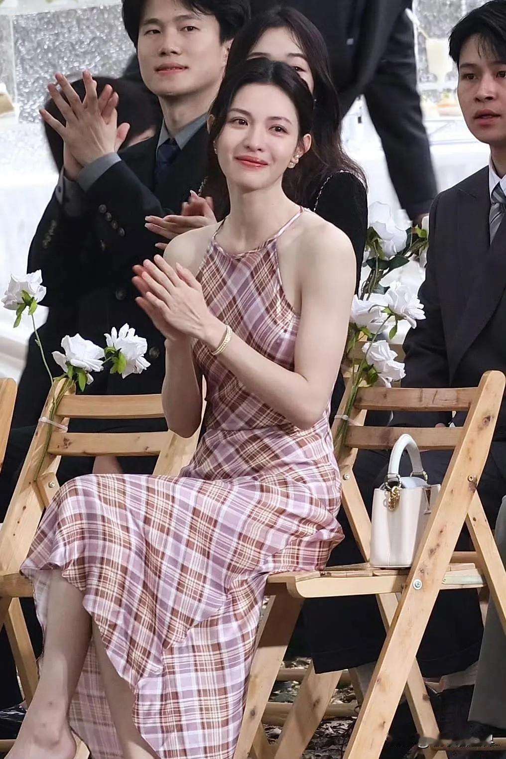 钟楚曦这身真的美得好温柔好高级复古粉棕格纹挂脖长裙把优越直角肩+天鹅颈狠狠拿