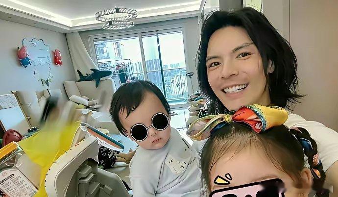 向佐每次发自拍，家里都乱得很真实…真搞不懂有钱人的生活，这反差也太大了吧！