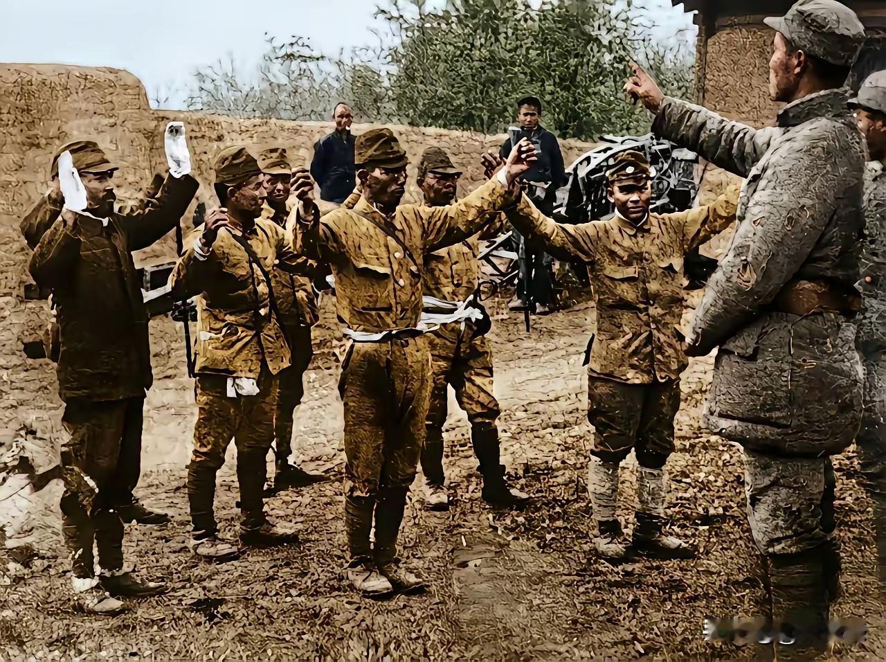 日本鬼子举起了双手，向八路军投降，看看画面中的这些日本鬼子，獐头鼠目，贼眉鼠眼，