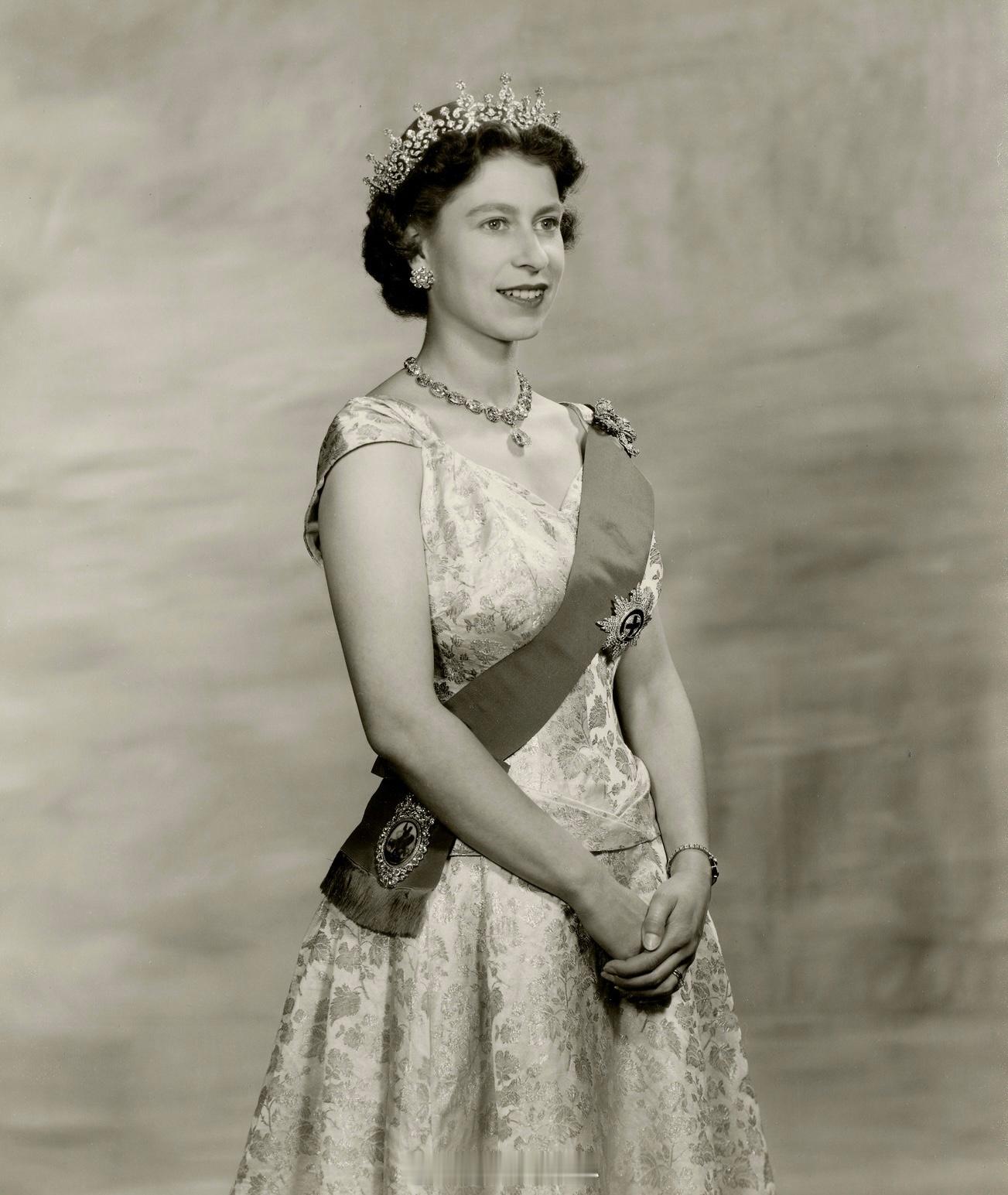 英国王室伊丽莎白二世女王的1956年官方肖像📸​​​