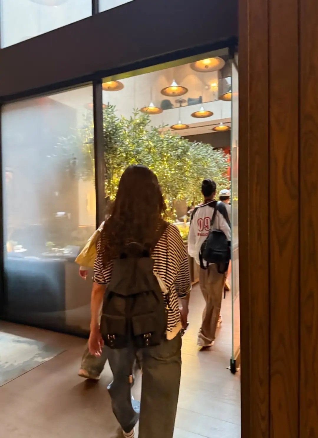 瞿颖美国被偶遇，两个继女同行，个子都好高，两个继女是瞿颖机长老公与前妻所生，其本人并没有生育，但把两