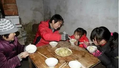 我有一个安徽的女同事，她家3个孩子，她妯娌家也有3个孩子，6个孩子都放在老家，同