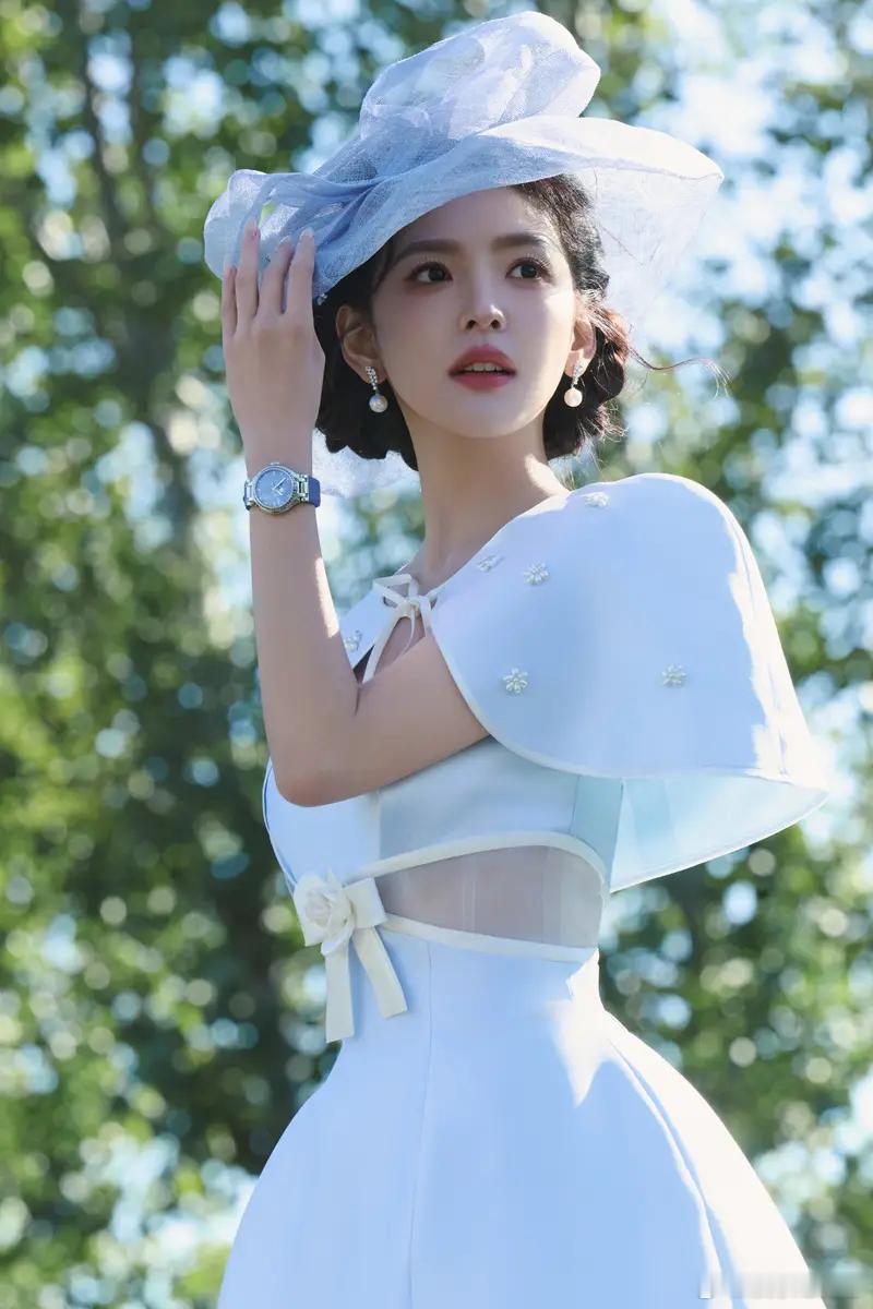 章若楠身穿白色长裙化身民国千金抚摸小马动作温柔近日，章若楠一组美照释出，身穿白