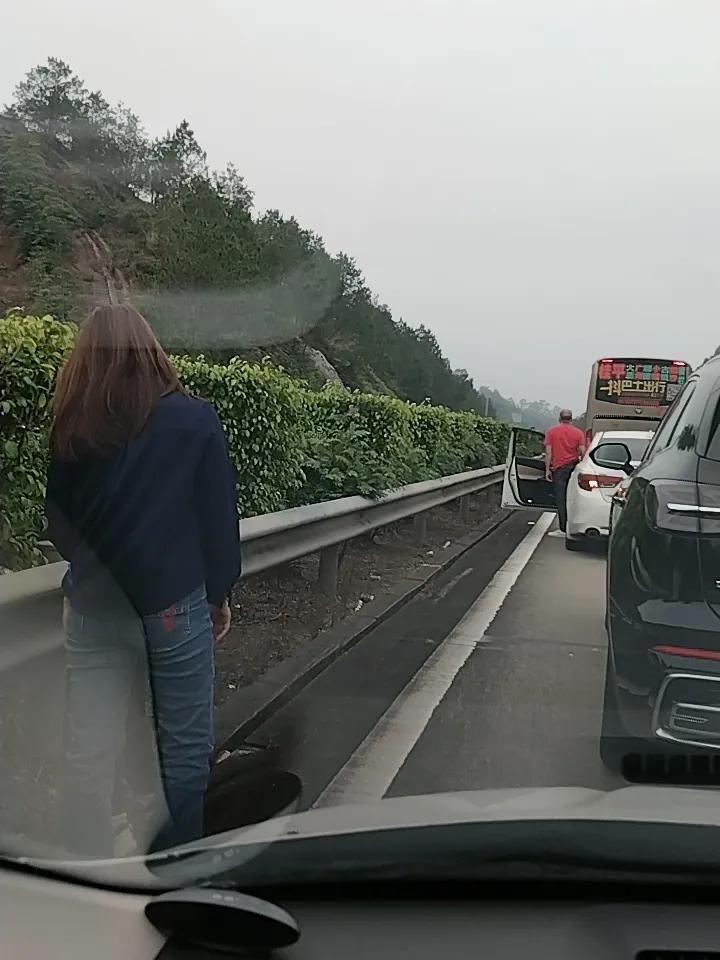 中国清明看广西！即使堵上20个小时的车，也阻挡不了广西人清明回去拜山的步伐。中秋