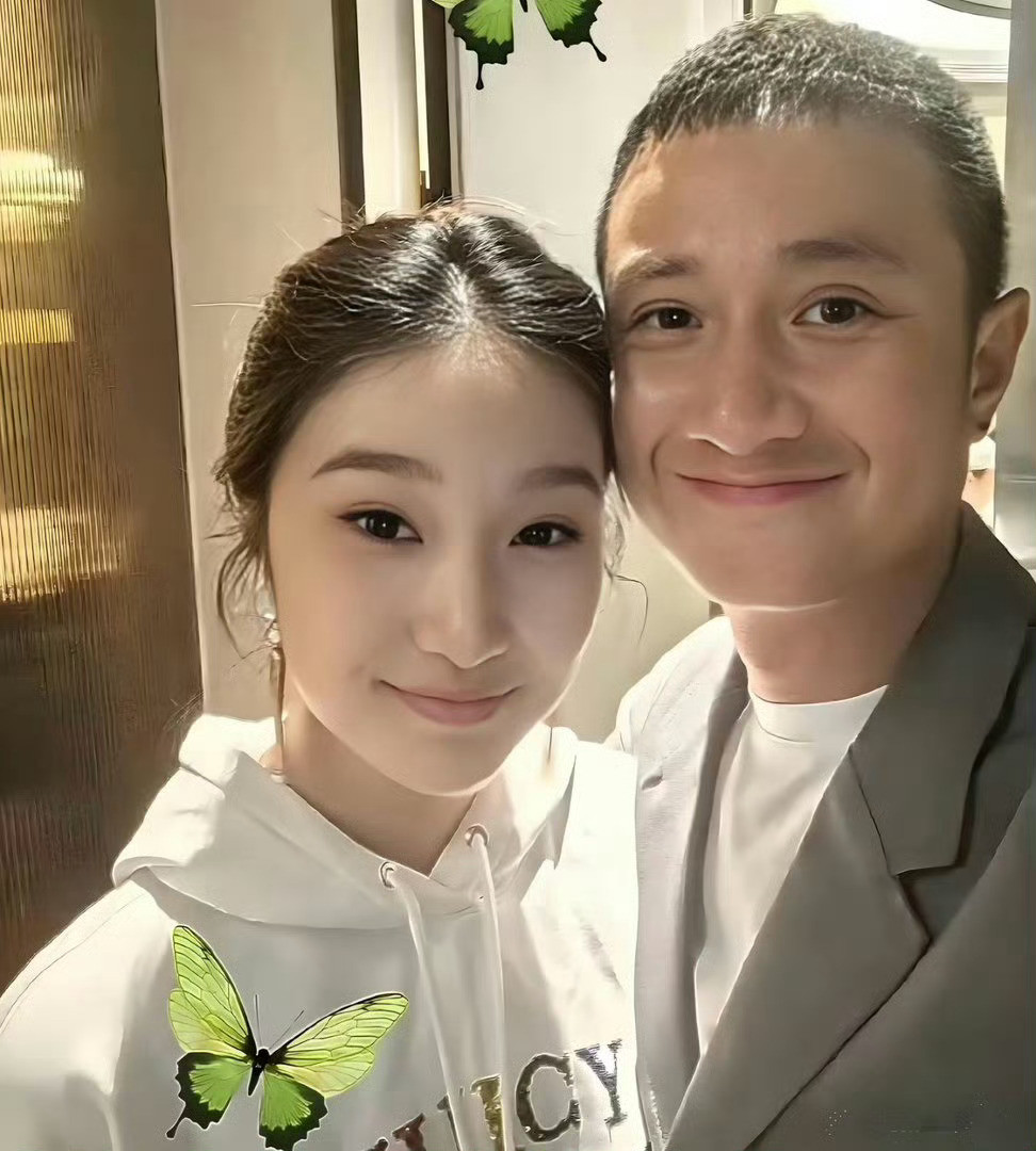 文章马伊琍女儿小名叫文爱马大女儿文君竹今年17岁了，钢琴十级拉丁舞金牌，还会自己