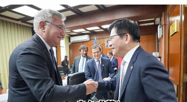 ”台独“分子“卖台求荣”丑恶嘴脸暴露无遗！据台媒报道，台伪”外长“林佳龙4日向