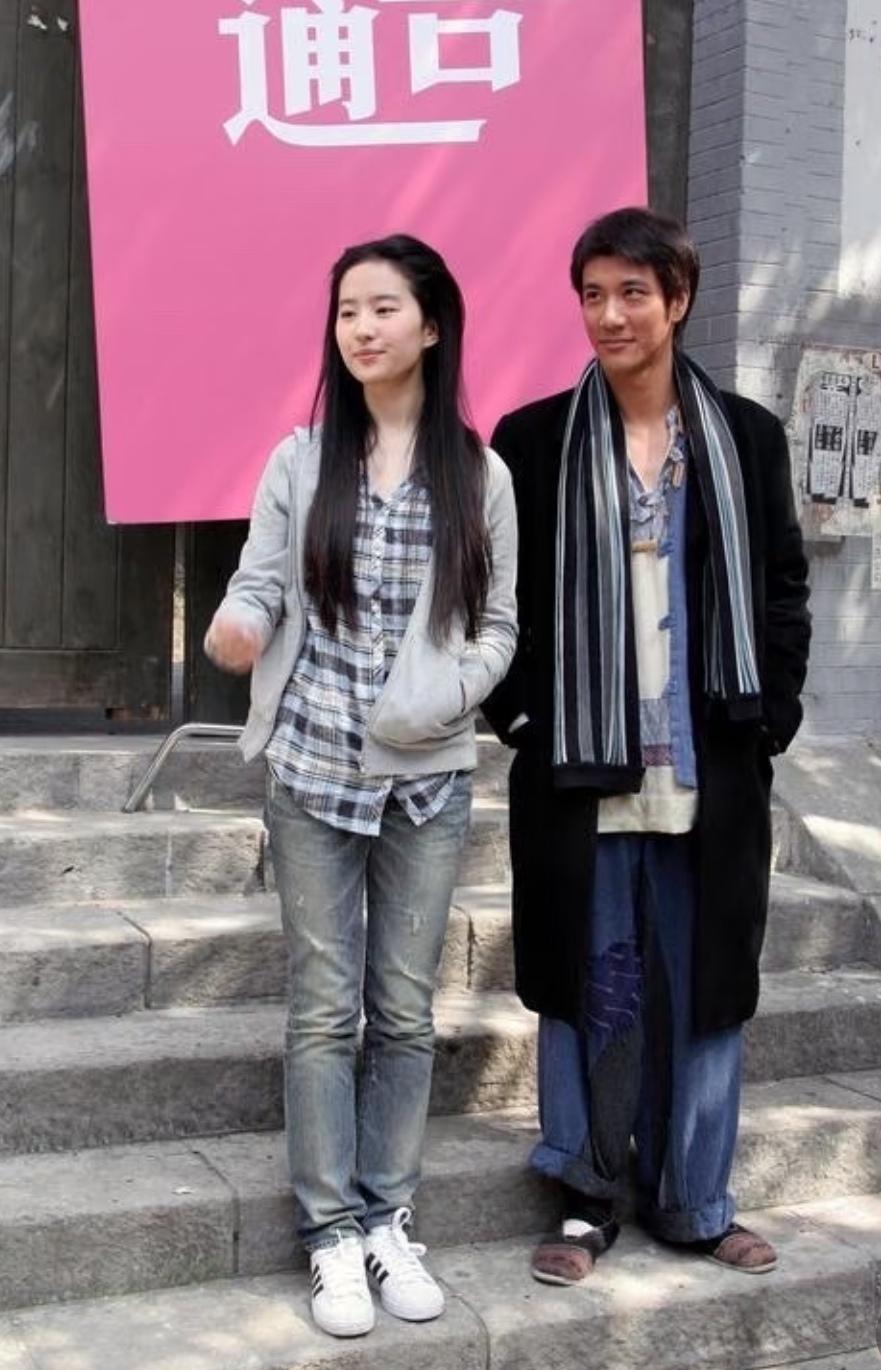 帅哥王力宏果然是很自信，不特意打理装扮，就敢站在刘亦菲身旁。他官方标注一米八，可