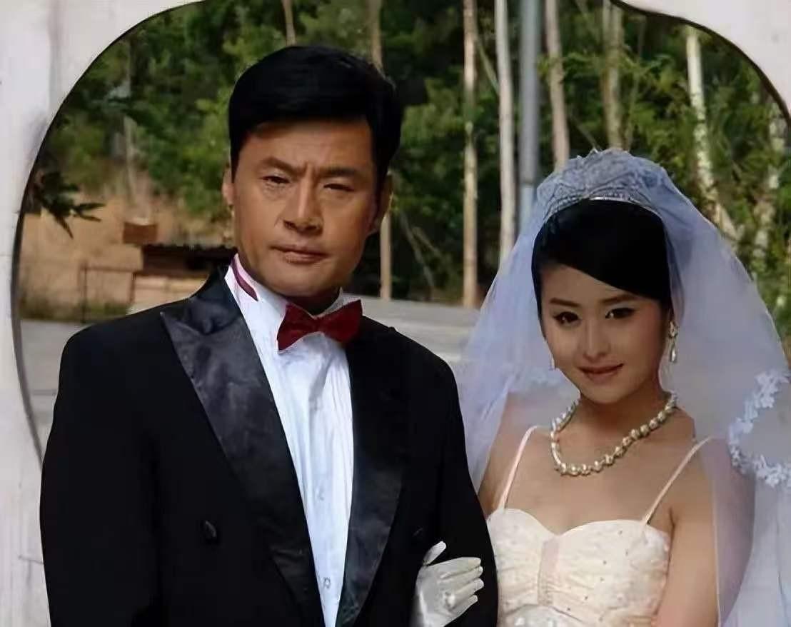 圈内出了名的模范丈夫于荣光，结婚35年零绯闻，钱全给老婆家务全包，结果63岁被妻
