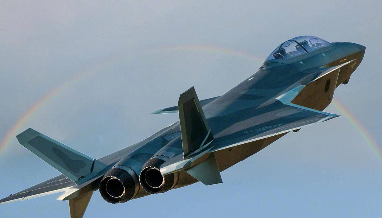 说一个对美国来说很残酷的事！以目前的技术水平来看，9架F22或许可以击落一架不带