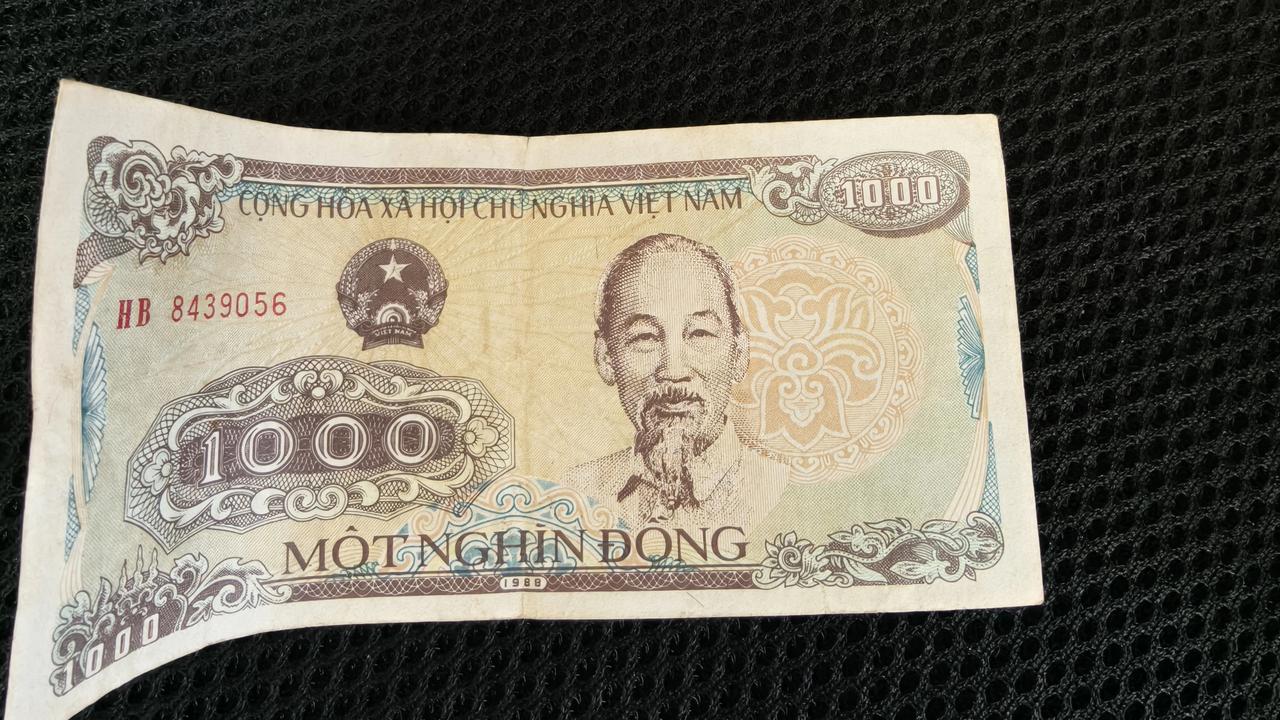 这个是哪国的钱币，折合多少人民币，值得收藏吗?喜欢收藏的朋友给个建议。