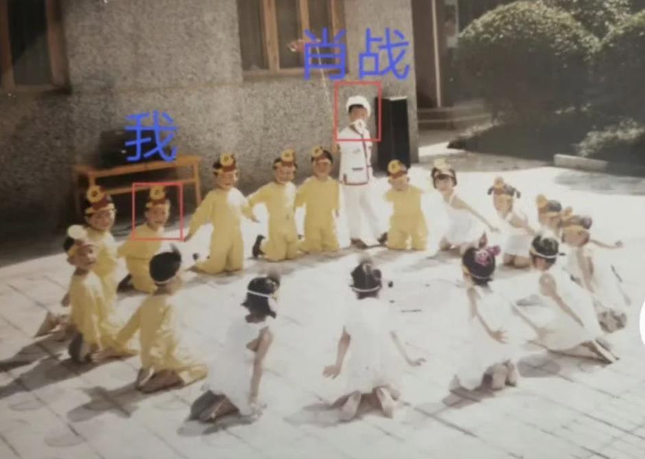 肖战幼儿园时期的照片网友发出肖战幼儿园时期的照片，当时的肖战身高鹤立鸡群，从小