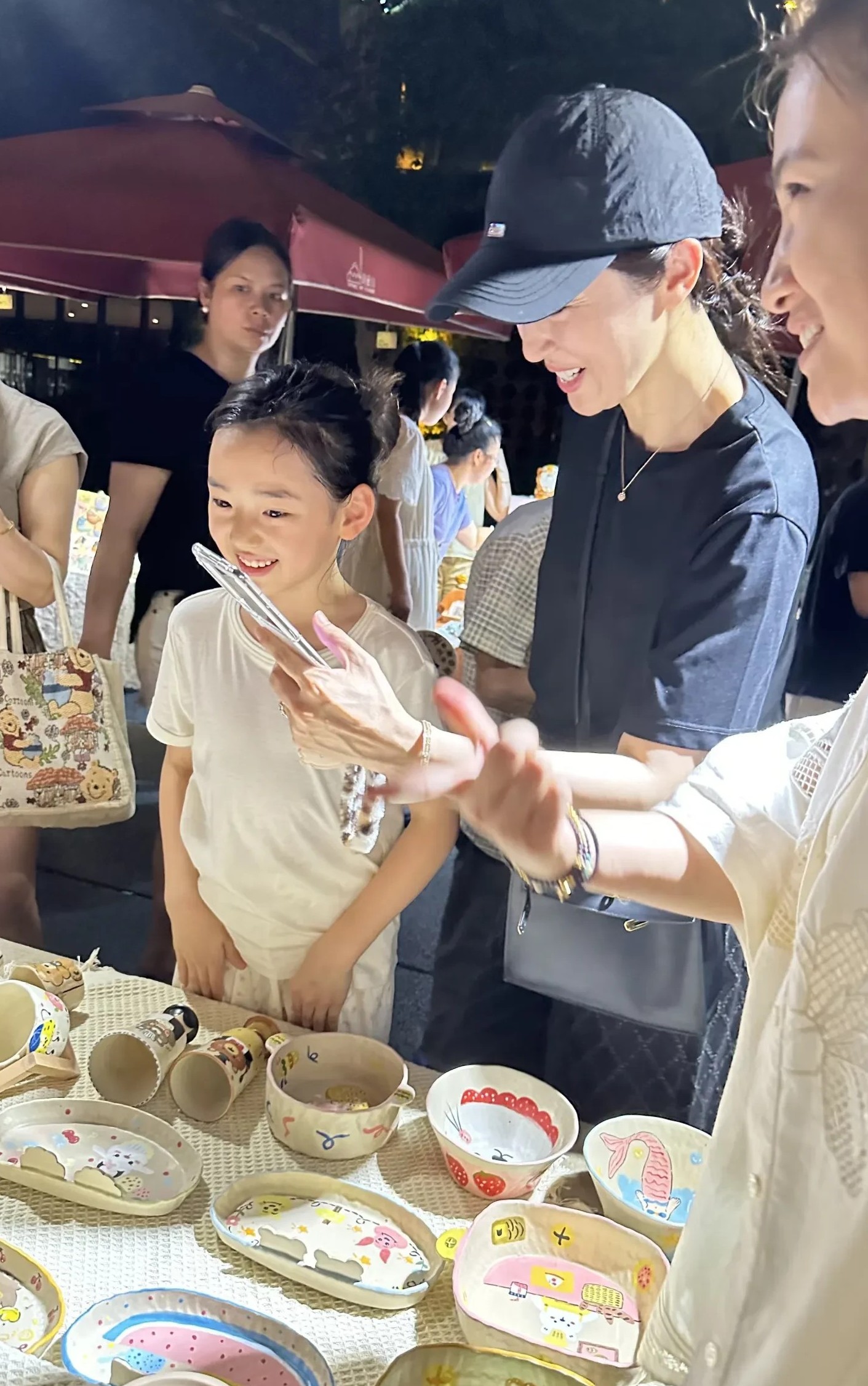 网友分享：董璇和小酒窝来我的摊位买东西了，小酒窝对我家的碗很感兴趣！太幸