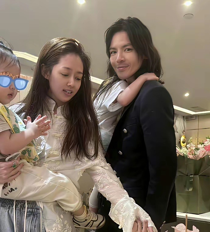 向佐光顾着P自己，结果把老婆都给忘了，郭碧婷愣是被拉成了“外星人”。