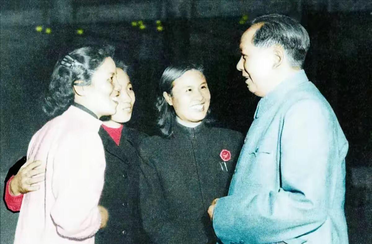 六十年代，毛主席接见妇女代表，三位女代表见到毛主席格外高兴，她三人和毛主席热情交