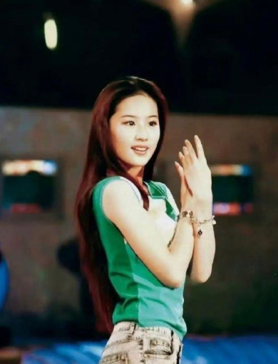 刘亦菲当年上快乐大本营，这衣服只有她才能镇的住吧​​​