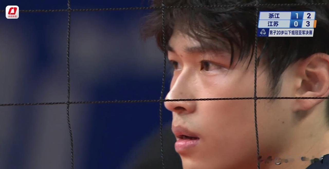 浙江小将叶首君帅气逼人，是浙江队拿下全运会金牌的MVP。这位浙江小将20岁，身