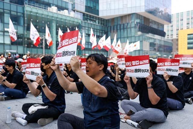 三星给员工发40万美元奖金，结果整个韩国工人都炸了。现代汽车工人直接罢工，要求
