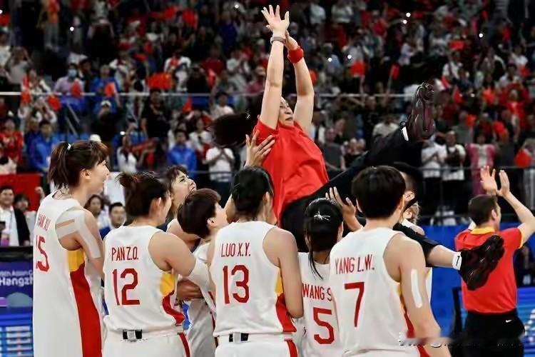 中国队输美围队近50分，意大利队输美国队5分，，中国队赢意~大利队20分，这是