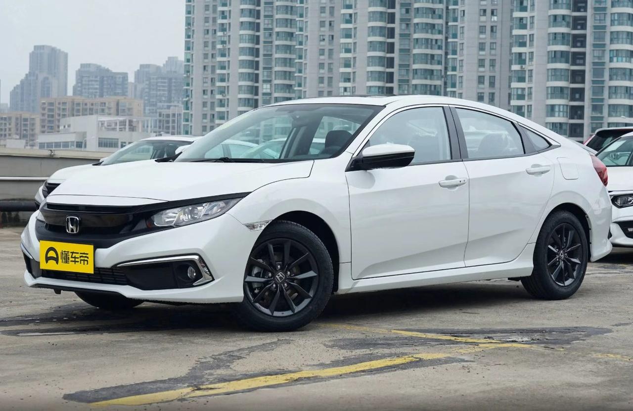 在小区楼下，邻居老张开着辆2016款思域来取快递，车窗一摇，他叹气：“这车开了7