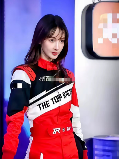 飞驰人生3剧组后台估计在烧高香，金晨这颗雷，差一点就在自家锅里炸了。​​你都不