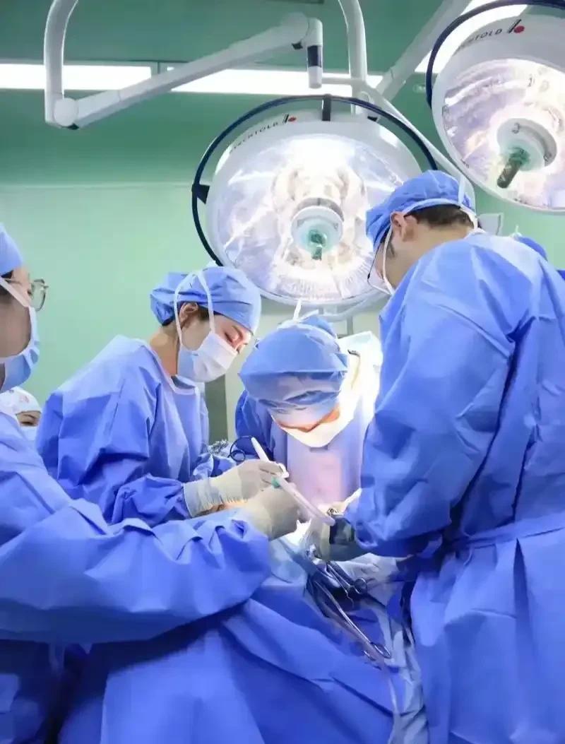 终于等来了协和医学院，后续！央视新闻、新华社等权威媒体纷纷通报：学生董某莹靠姑