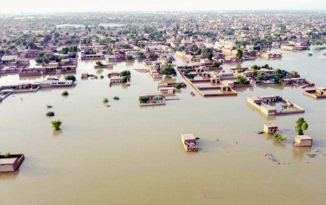 印度发动水攻，泄洪水淹巴基斯坦，巴全国死亡人数升至881人2025年