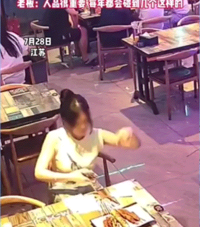 真的大开眼界！江苏一家烧烤店里，一名白衣女子进店正常点单，全程淡定从容，看着和普