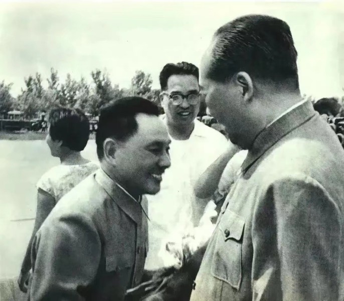 1967年6月的一天，毛主席派汪东兴去看望邓小平。邓小平说外面贴的大字报很多都不