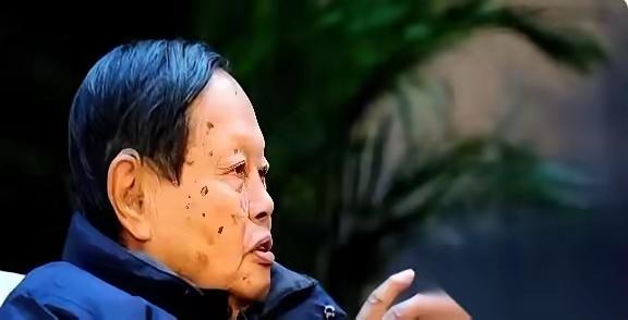 我跟你说个事，你可能下巴都得掉下来。顶尖物理学家杨振宁的保险柜里，没藏学术机密，