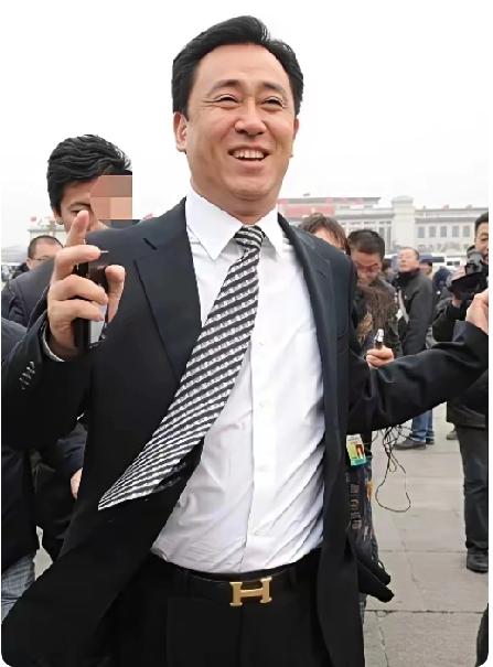 许家印，恒大董事局主席，在中国是家喻户晓！他不仅曾经事业“辉煌”，还多次评为全国