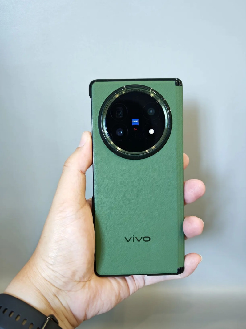 vivoXFold5凭什么卖得最好？看到消息，说XFold5开售首月折叠屏市