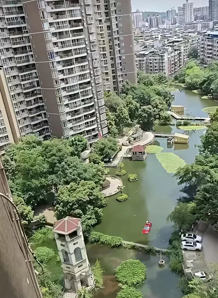 这么好的小区环境，房价应该很高吧