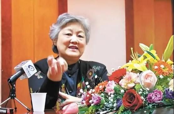 1985年，乔冠华归葬故乡盐城遭到拒绝，妻子章含之无奈之下找到一个人帮忙，此人在
