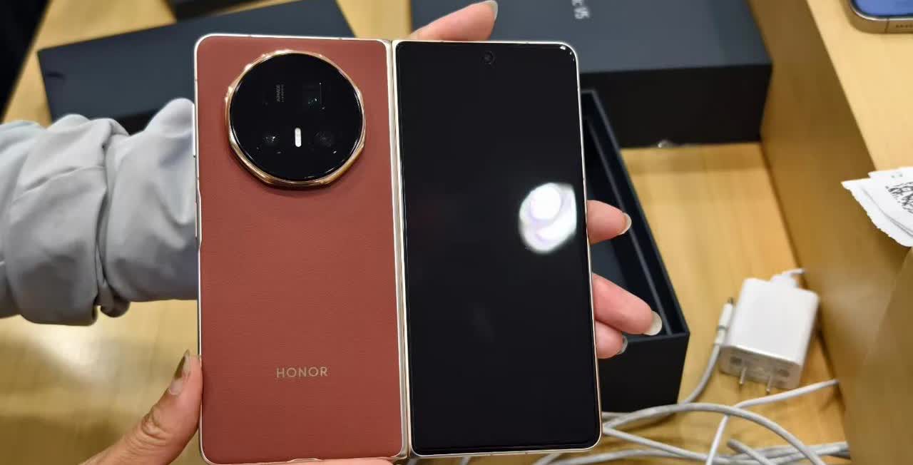 三星新发布GalaxyZFold7，跟荣耀MagicV5一比弱爆了