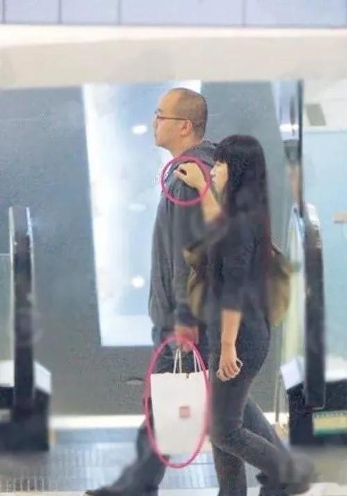 窦唯早就三婚了，三个孩子三个妈，和王菲一样，两个孩子两个爹。窦唯三婚妻子叫陈