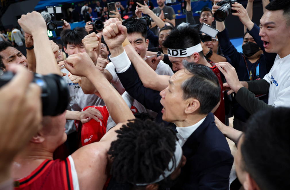 北京队的球迷忍耐到了极点，就在上场遭遇战，许利民再现他的神奇操作。因为就在上场比