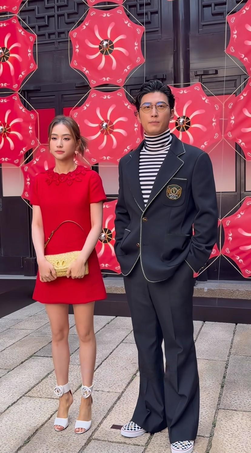 窦骁的手插在裤兜里。很深。何超莲穿细高跟，下台阶时踉跄了一下。他的手，还在