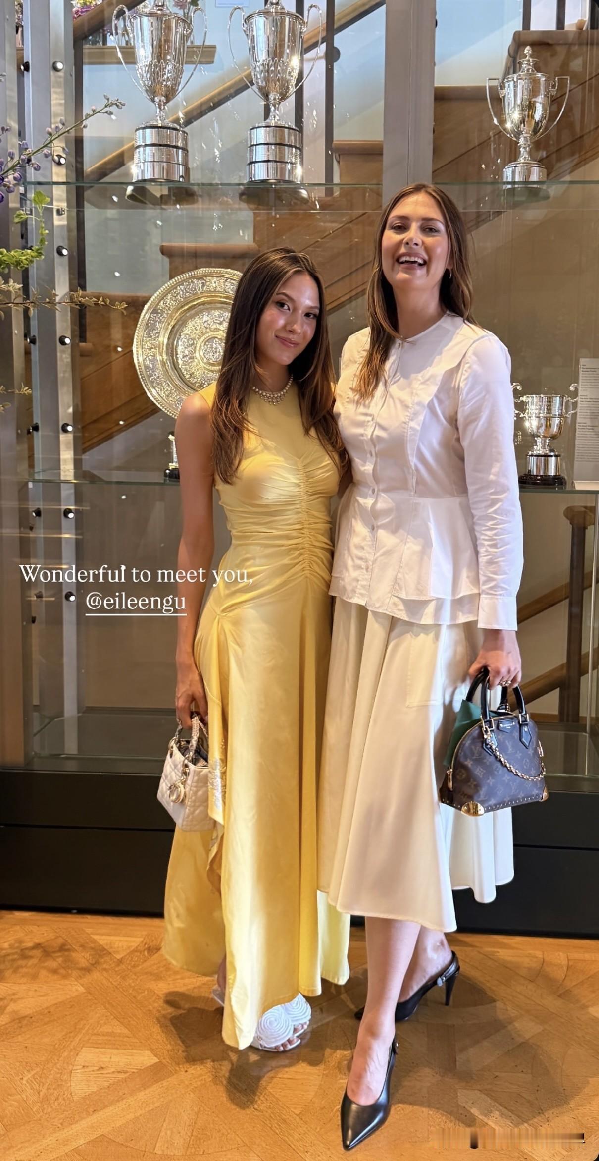 温网这场盛宴真是大咖云集！谷爱凌携母亲现身女子决赛皇家包厢，瞬间让气氛热闹起来。