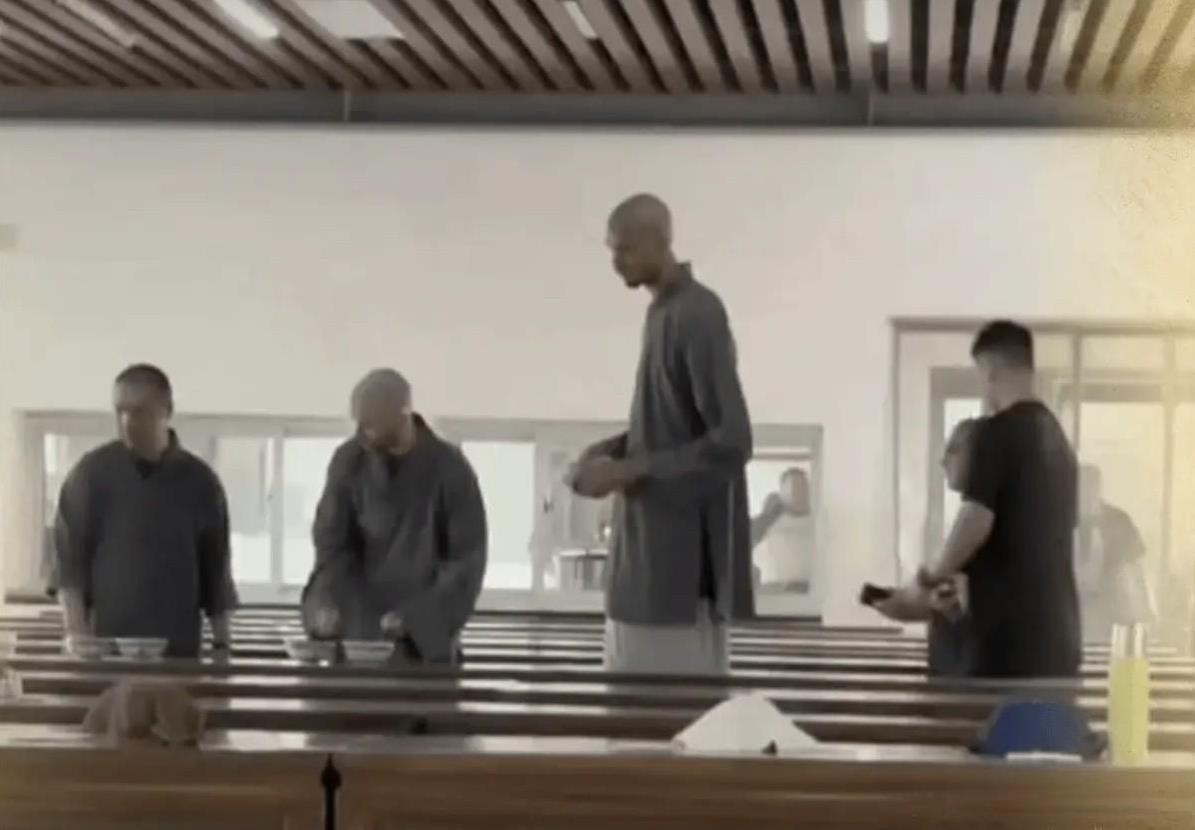文班亚马出家当和尚了据马刺队记Dusty报道，球队新星文班亚马将在少林寺进行闭