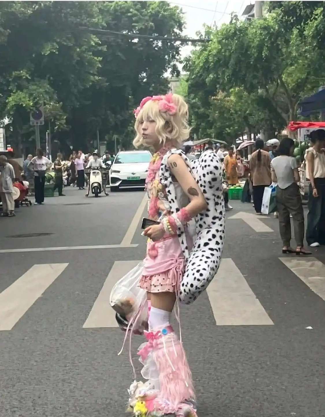 她是不是觉得自己很潮流？