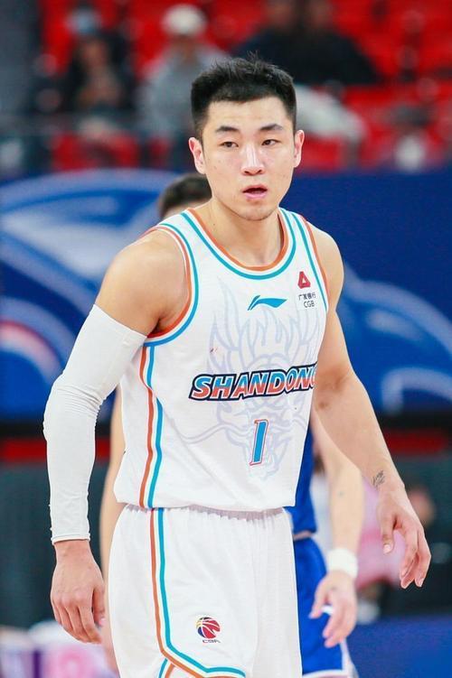 真悬！最后一节三个外援集体断电，山东高速险些翻船！第一节的主场哨也没谁了，克里