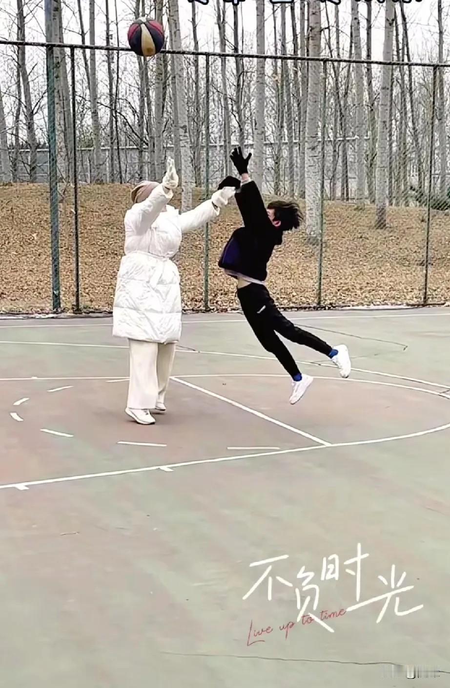 张兰更新动态:晒的不是照片，是幸福！小箖箖活泼好动，太可爱了！快七十岁的奶奶，