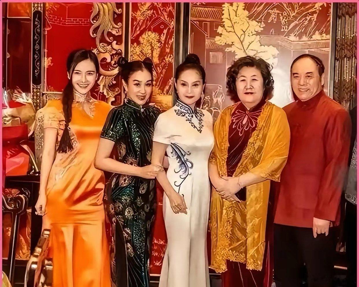 54岁钟丽缇和64岁婆婆合影，一个像18岁少女一个像70岁大妈，网友看完急问：她保养秘诀是啥？​