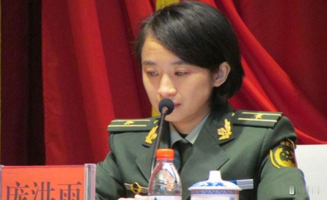 2001年，一个女老师竟然被特招参军还授少校警衔，但是有人却指出：“她的背后一定