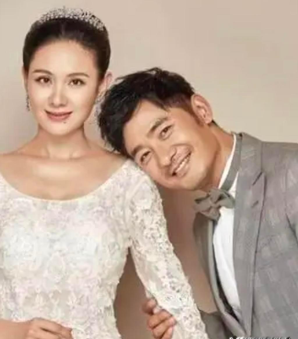 她追的他，不是倒贴，是看准了才出手。家里有底，心里有数，不靠谁养，也不跪着爱。